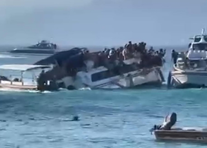TERBALIK : Tangkapab layar video amatir yang merekam sebuah boat terbalik di Pelabuhan Tanjung Sanghyang, Rabu (4/6/2025).