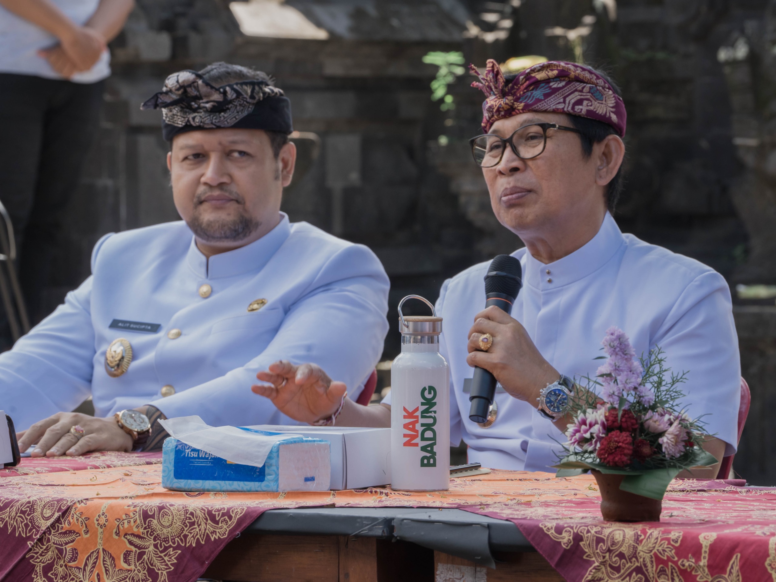 100 HARI: Bupati Wayan Adi Arnawa didampingi Wabup Bagus Alit Sucipta saat jumpa pers 100 hari kepemimpinan di Banjar Kulibul Kangin, Desa Tibubeneng, Kuta Utara, Senin (2/6).