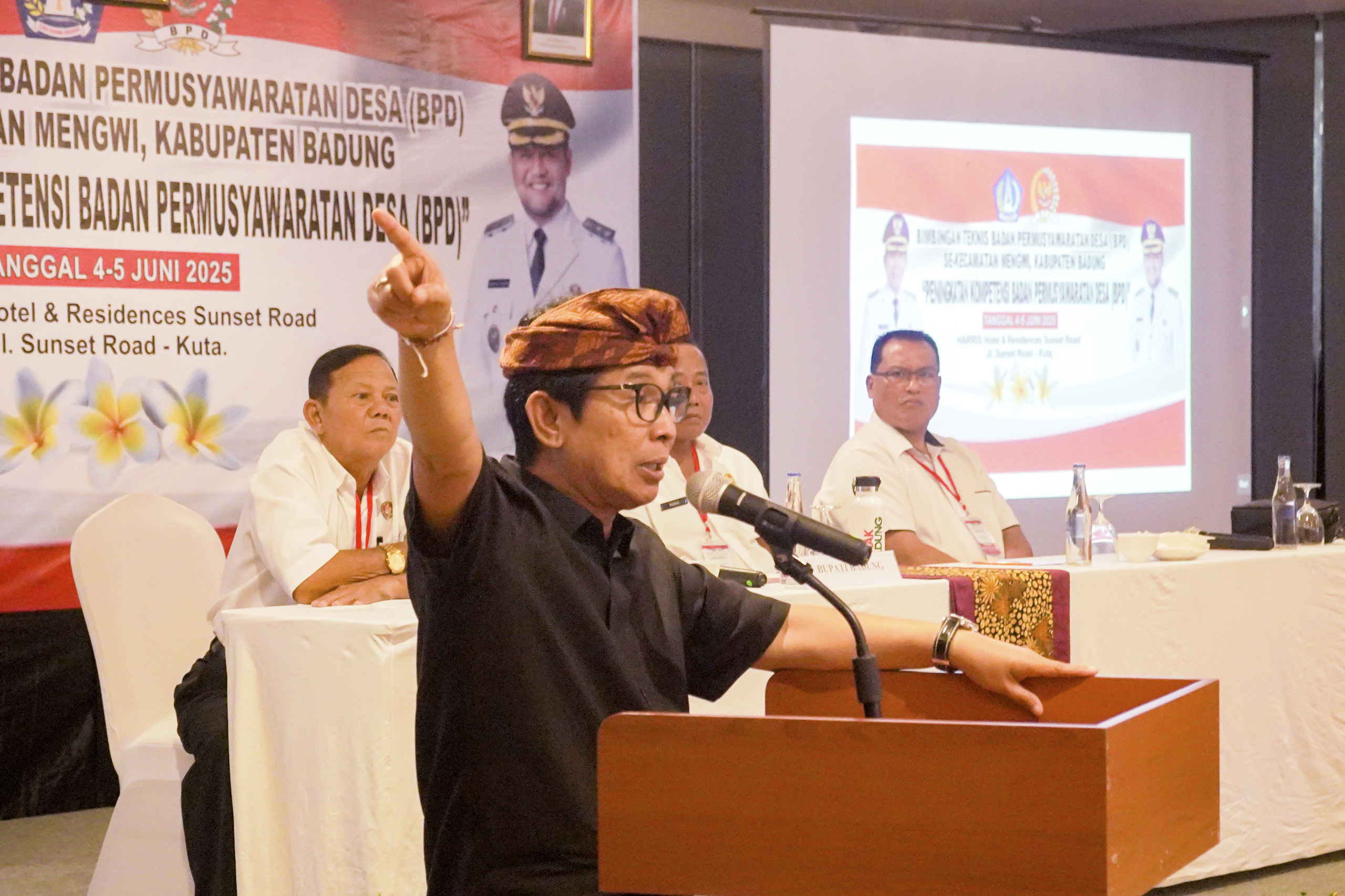 BIMTEK: Bupati Adi Arnawa membuka Bimbingan Teknis Peningkatan Kapasitas Badan Permusyawaratan Desa (BPD) se-Kecamatan Mengwi di Harris Hotel dan Residence Sunset Road, Kuta, Rabu (4/6).