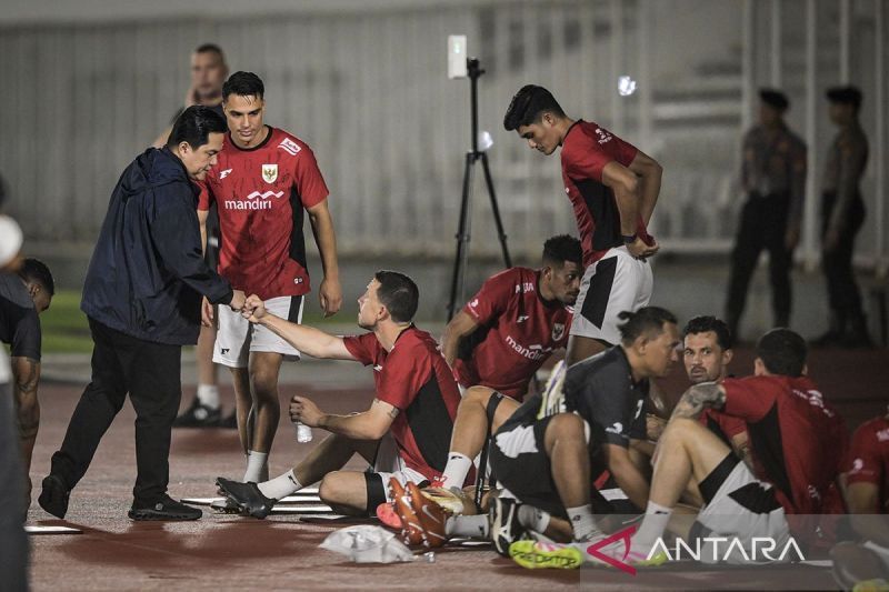 Ketua Umum PSSI Erick Thohir (kiri) meninjau latihan Timnas Indonesia jelang melawan Timnas China di Stadion Madya, Komplek GBK, Senayan, Jakarta, Senin (2/6/2025).