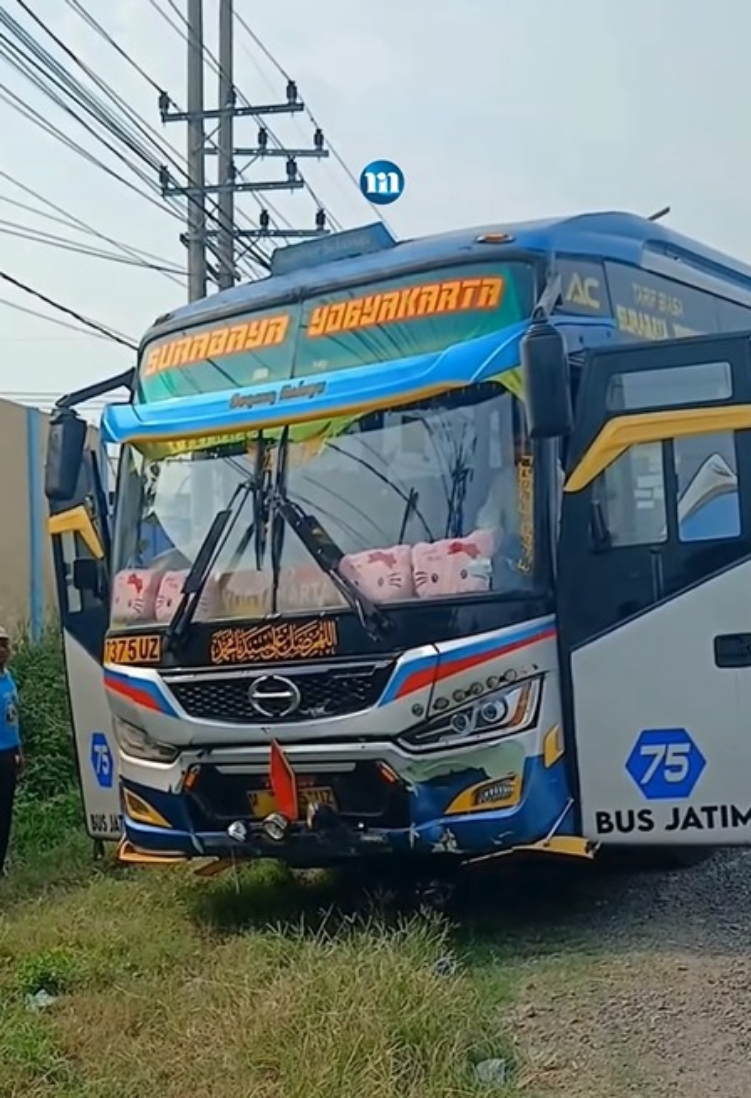 Pemotor Tewas Tertabrak Bus saat Menyeberang Jalan di Mojokerto