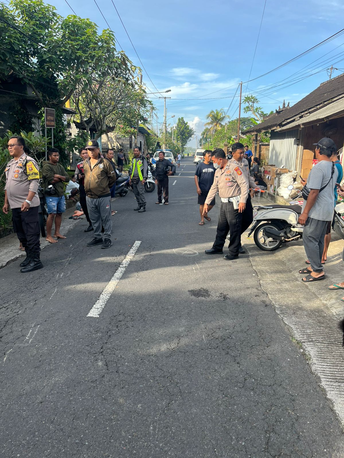 Satlantas Polres Badung melaksanakan Olah TKP kecelakaan maut menewaskan siswi di Mengwi. (Bali Express/Istimewa)