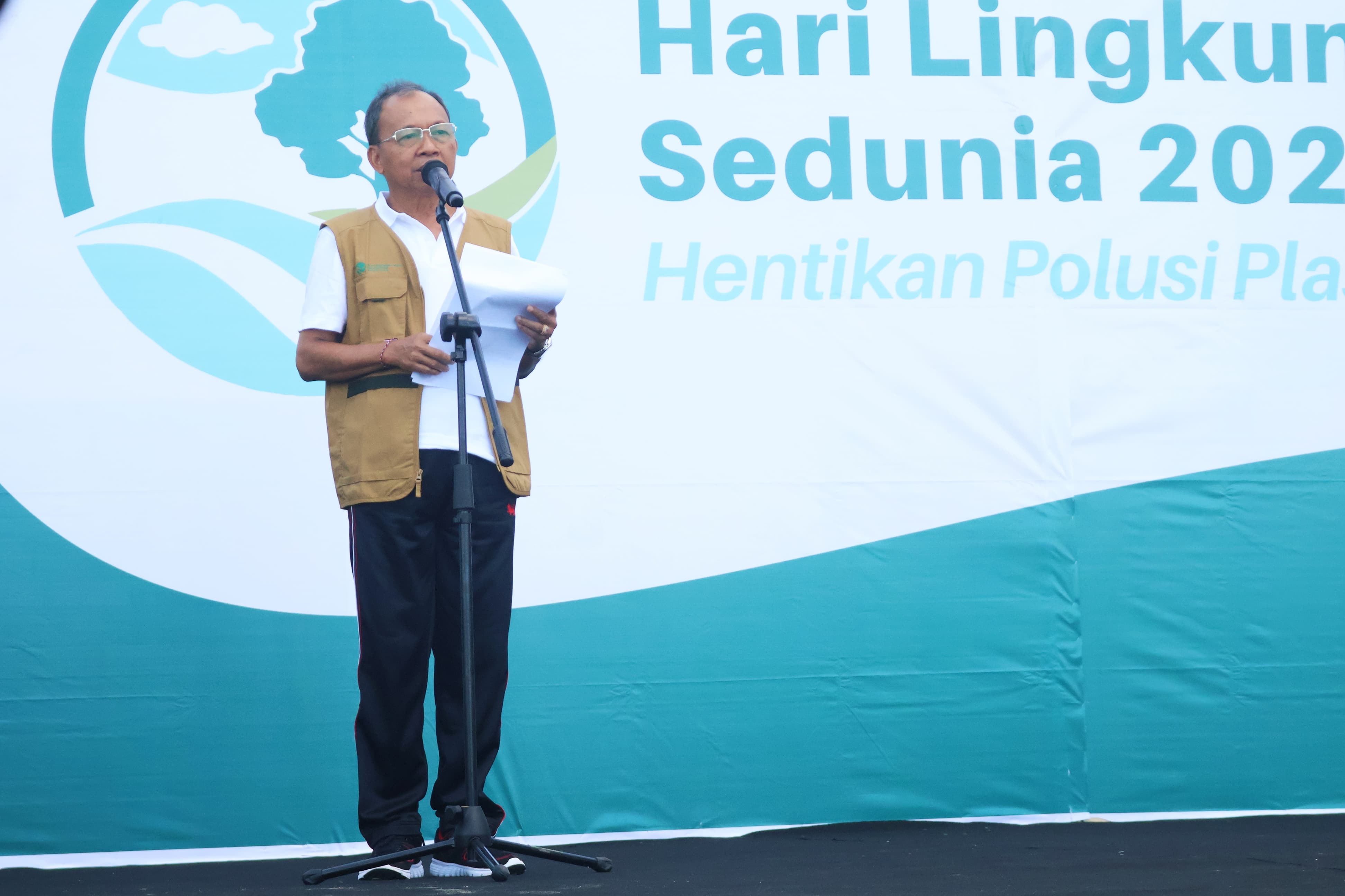 PENANGANAN SAMPAH: Apel bersama dan aksi bersih sampah di Kuta, Badung, Kamis (5/6)