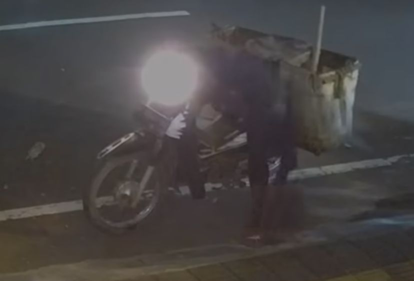 Seorang pria terekam cctv mencuri besi penutup drainase