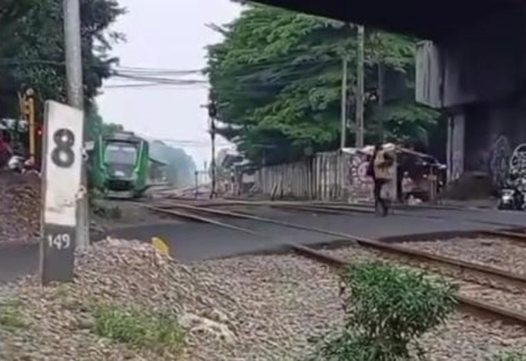 Seorang pria terlihat mendekati kereta api di perlintasan hingga tubuhnya terhempas