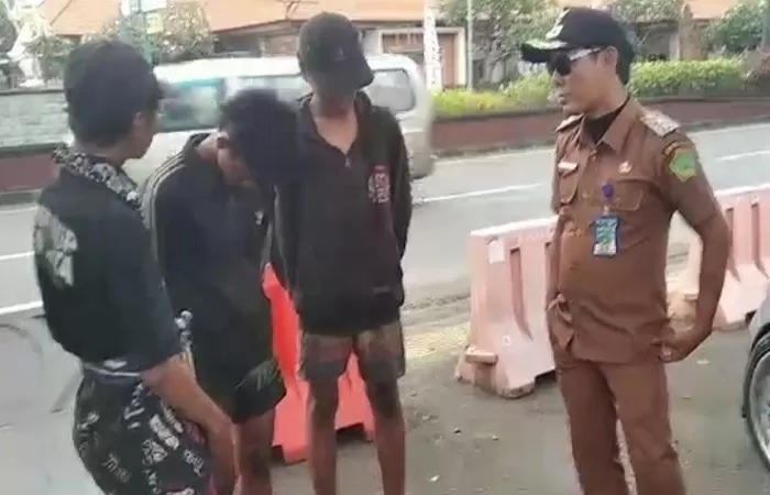 Ketiga remaja saat dicegat di jalan diinterogasi Lurah Gilimanuk, Jembrana, Bali Senin (2/6/2025) sore lalu.