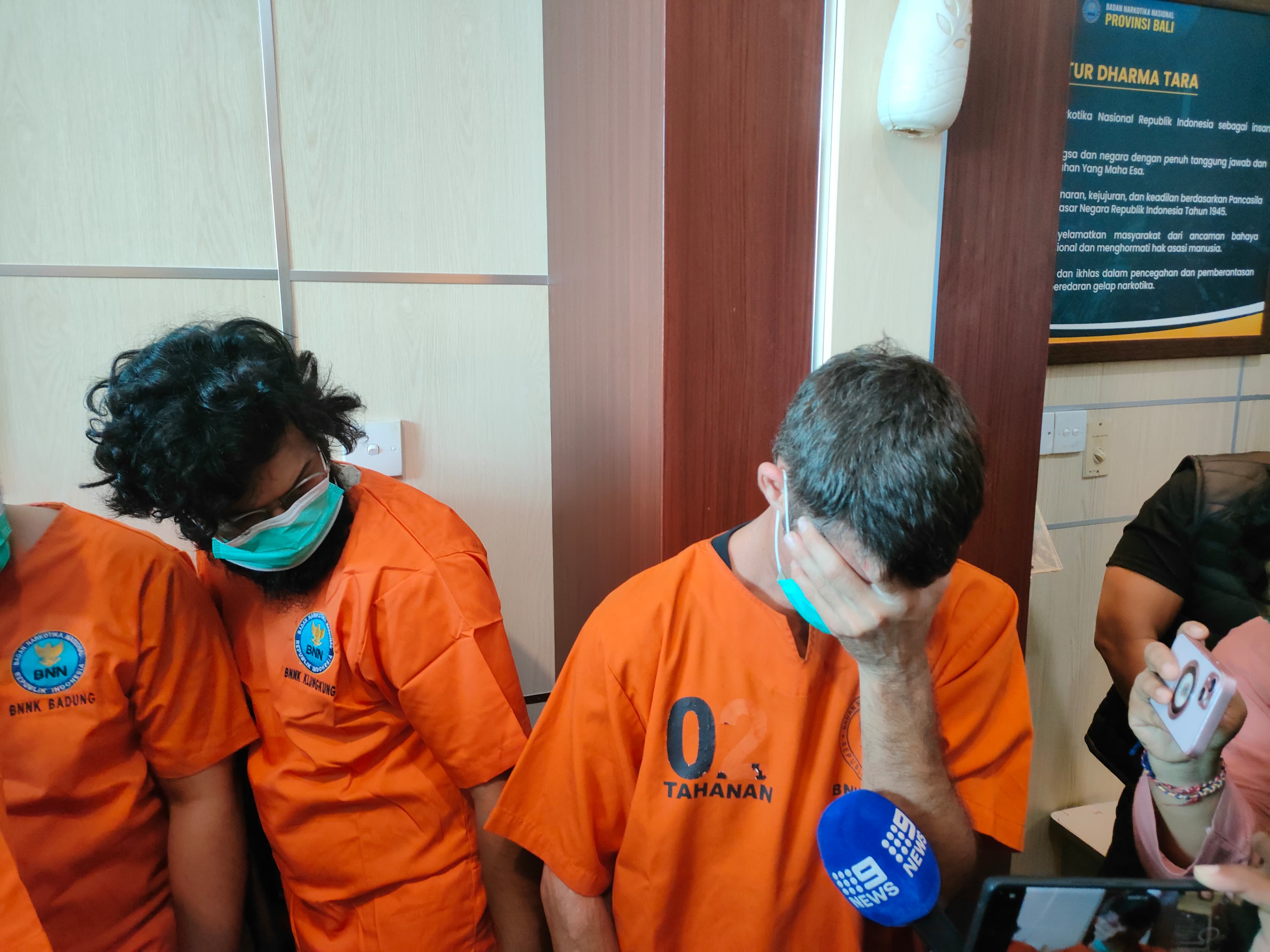 TUTUPI: Ekspatriat Australia Puridas Robinson tutupi wajah dengan Harsh (memakai kacamata). (Bali Express/I Gede Paramasutha)