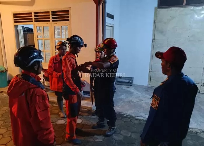 Petugas Damkar, BPBD, dan Polisi bersiap mengevakuasi jasad Soenarti yang tercebur di sumur miliknya Kelurahan Dandangan, Kecamatan Kota, Rabu (4/6/2025).