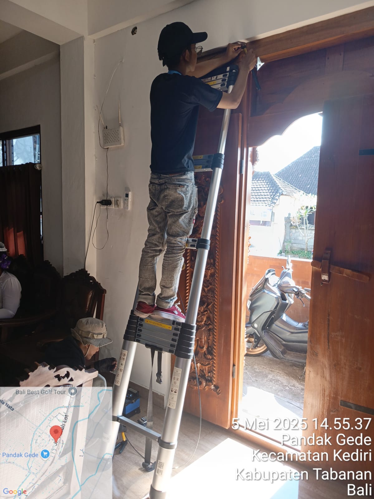 Proses pemasangan wifi di Kabupaten Tabanan.