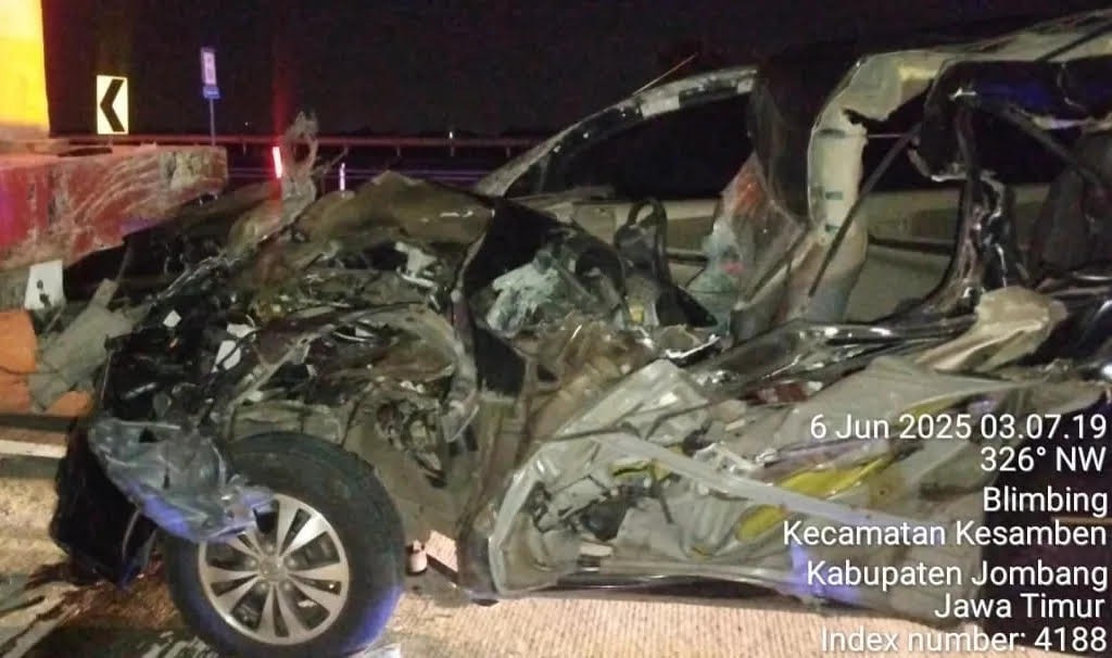 RINGSEK: Mobil Toyota Innova ringsek usai menabrak truk bermuatan beton di tol Jombang Mojokerto.