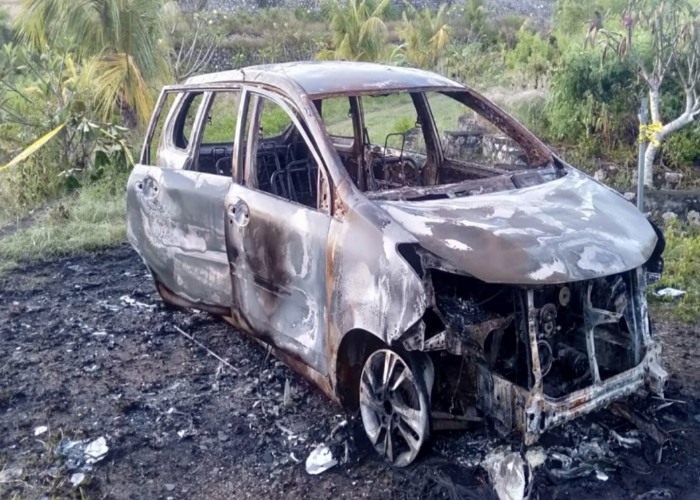 HANGUS : Peristiwa pembakaran mobil terjadi di wilayah Banjar Sental Kangin, Desa Ped, Kecamatan Nusa Penida, Kamis (5/6/2025) malam.