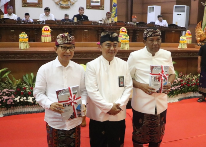 SERAH TERIMA: Bupati Adi Arnawa menerima LHP BPK dari Kepala Perwakilan BPK RI Provinsi Bali I Gusti Ngurah Satria Perwira sekaligus menerima WTP atas pemeriksaan LKPD Badung Tahun Anggaran 2024.