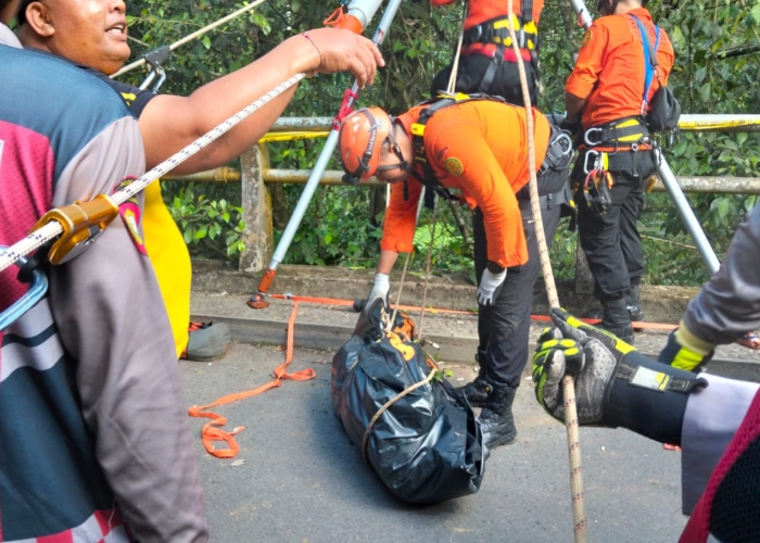 EVAKUASI : Proses evakuasi korban Mikhadad Ikhsan Fahmi, 21, yang tewas akibat terjatuh di Tukad Yeh Sungi Jumat (6/6) sore.