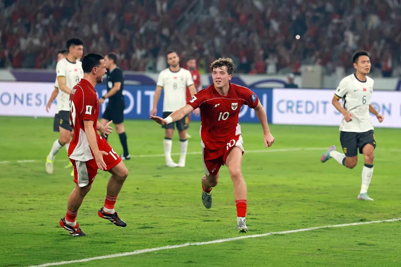 Ole Lennard Romenij selebrasi mencetak gol ke gawang China pada pertandingan Kualifikasi Piala Dunia 2026 di Stadion Utama Gelora Bung Karno, Jakarta, Kamis (5/6/2025). (Dery Ridwansah/ JawaPos.com