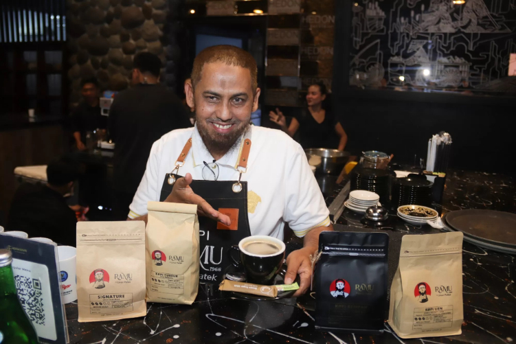 Umar Patek kini membuka usaha kedai kopi