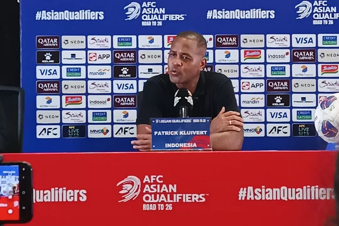 Pelatih Timnas Indonesia, Patrick Kluivert mengungkap rasa bangganya terhadap Jay Idzes dan kolega usai mengalahkan Tiongkok. (Dimas Ramadhan/JawaPos.com)