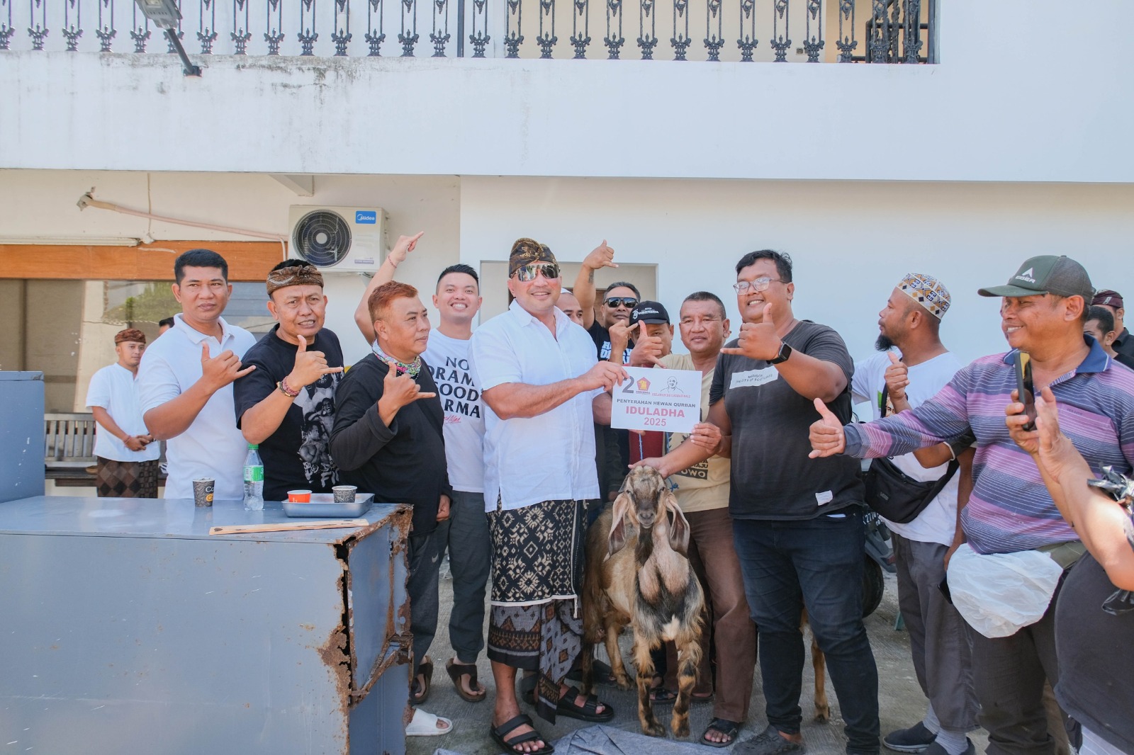 KURBAN: Ketua DPD Partai Gerindra Bali, Made Muliawan Arya alias De Gadjah, menyalurkan 65 ekor kambing kurban kepada umat Muslim di Bali