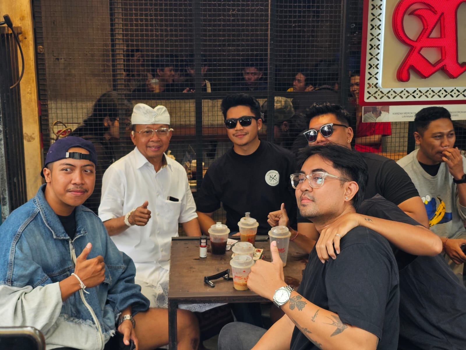 PERAYAAN: Gubernur Bali Wayan Koster menunjukkan kepeduliannya terhadap generasi muda dengan mentraktir minuman dan camilan di Jenar Kopi Kaliasem, Denpasar, pada Sabtu (7/6)