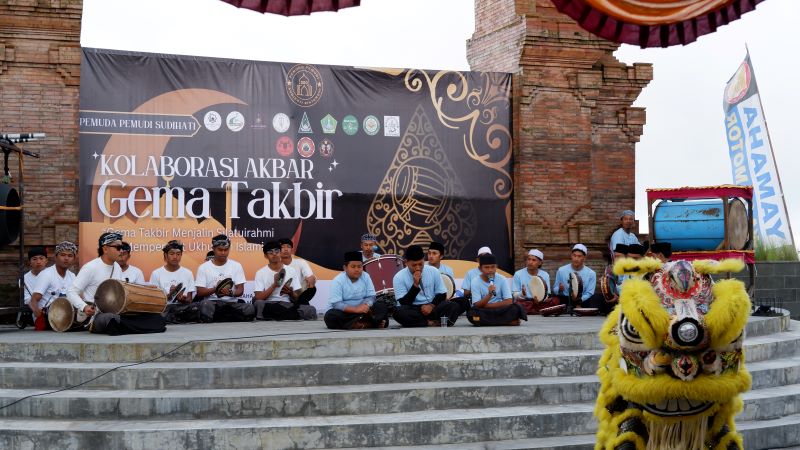 Gamelan Bali, Barongsai dan Hadrah berada dalam satu satu panggung saat takbir serangkaian Idul Adha di Desa Kintamani, Kecamatan Kintamani, Bangli, Bali, Kamis (5/6/2025).