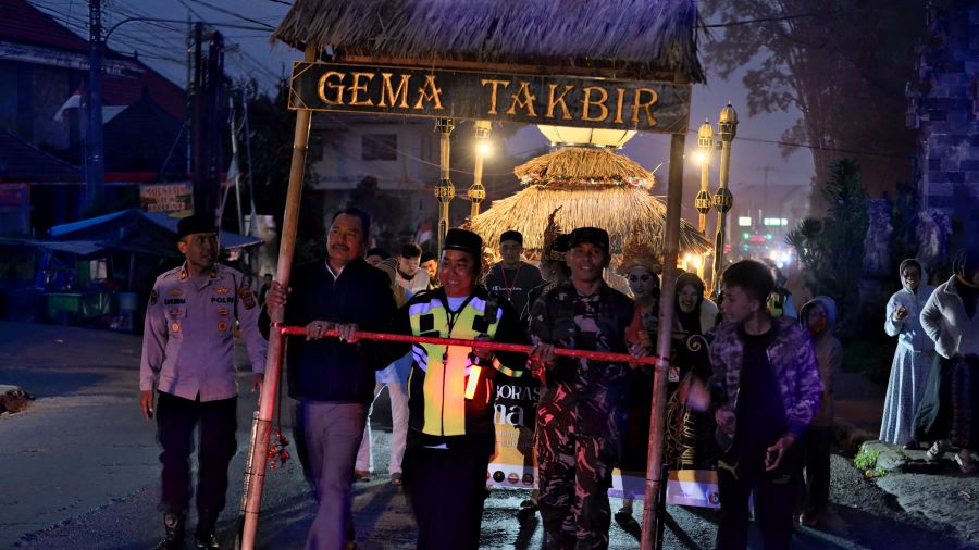 Anggota DPRD Bangli I Wayan Sutama (dua dari kiri) berbaur saat gema takbir di Desa Kintamani, Kecamatan Kintamani, Kabupaten Bangli, Bali, Kamis (5/6/2025).