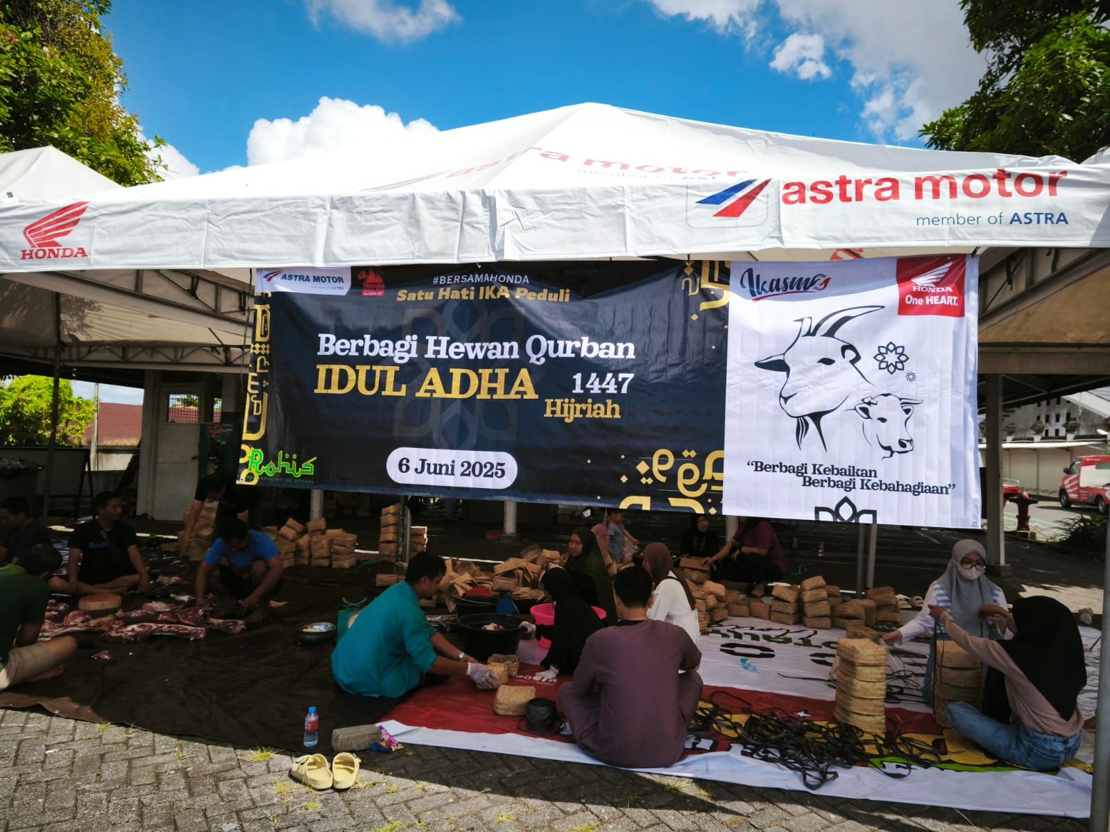 Astra Motor Bali Salurkan 300 Paket Daging Qurban pada Idul Adha 1446 H untuk memperkuat kepedulian sosial dan silaturahmi dengan masyarakat sekitar.
