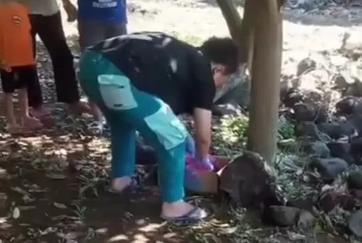 Jasad bayi dibawa oleh relawan ambulans ke RSSA.