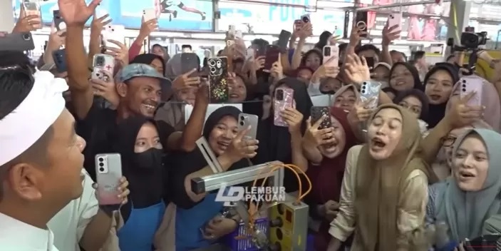 Pekerja wanita histeris kedatangan Gubernur Jawa Barat Dedi Mulyadi (Kanal Youtube Lembur Pakuan Channel)
