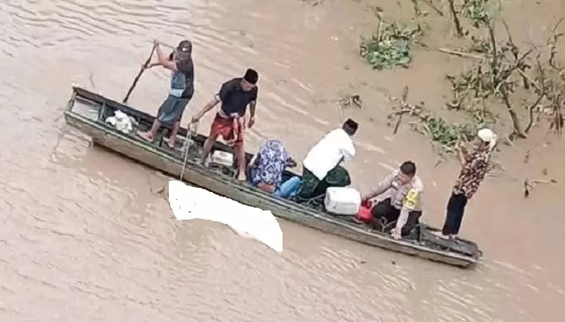 Petugas kepolisian dibantu warga sedang mengevakuasi mayat yang ditemukan di bawah Jembatan Sungai Gergaji, Kecamatan Keritang, Kabupaten Inhil, Jumat (6/6/2025). (ISTIMEWA)