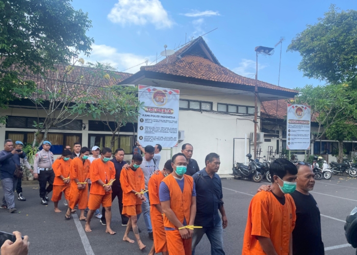 TUJUH tersangka kasus narkoba saat digiring di Mapolres Jembrana, Minggu (8/6).