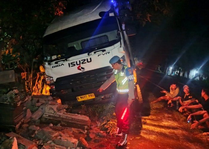 LAKA : Truk Box nopol B 9697 PXU usai alami kecelakaan di Jalan Raya Denpasar-Gilimanuk KM 60-61 Desa Gumbrih, Kecamatan Pekutatan, Kabupaten Jembrana, Minggu (8/6).