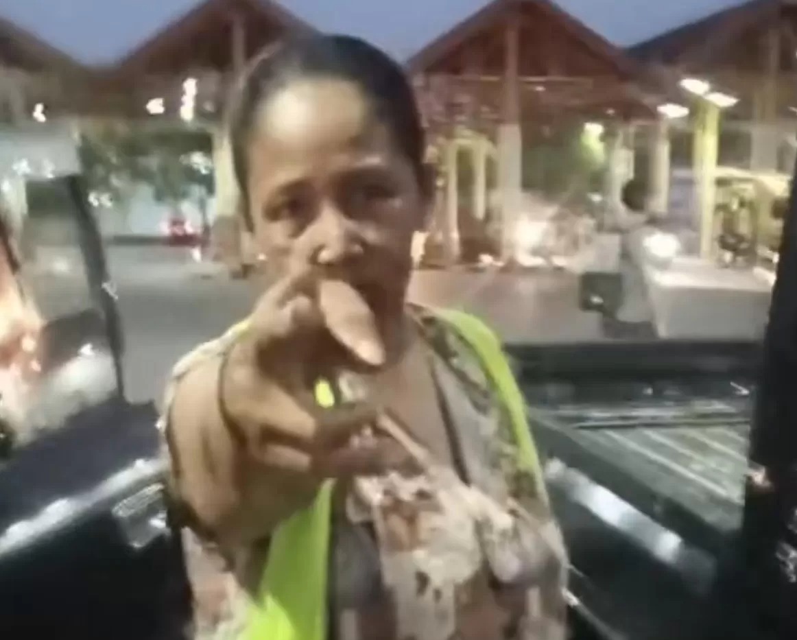 Seorang jukir wanita Terminal.Bunder mengancam akan memukul kepala wanita yang menyampaikan protes mobilnya diserempet bus.