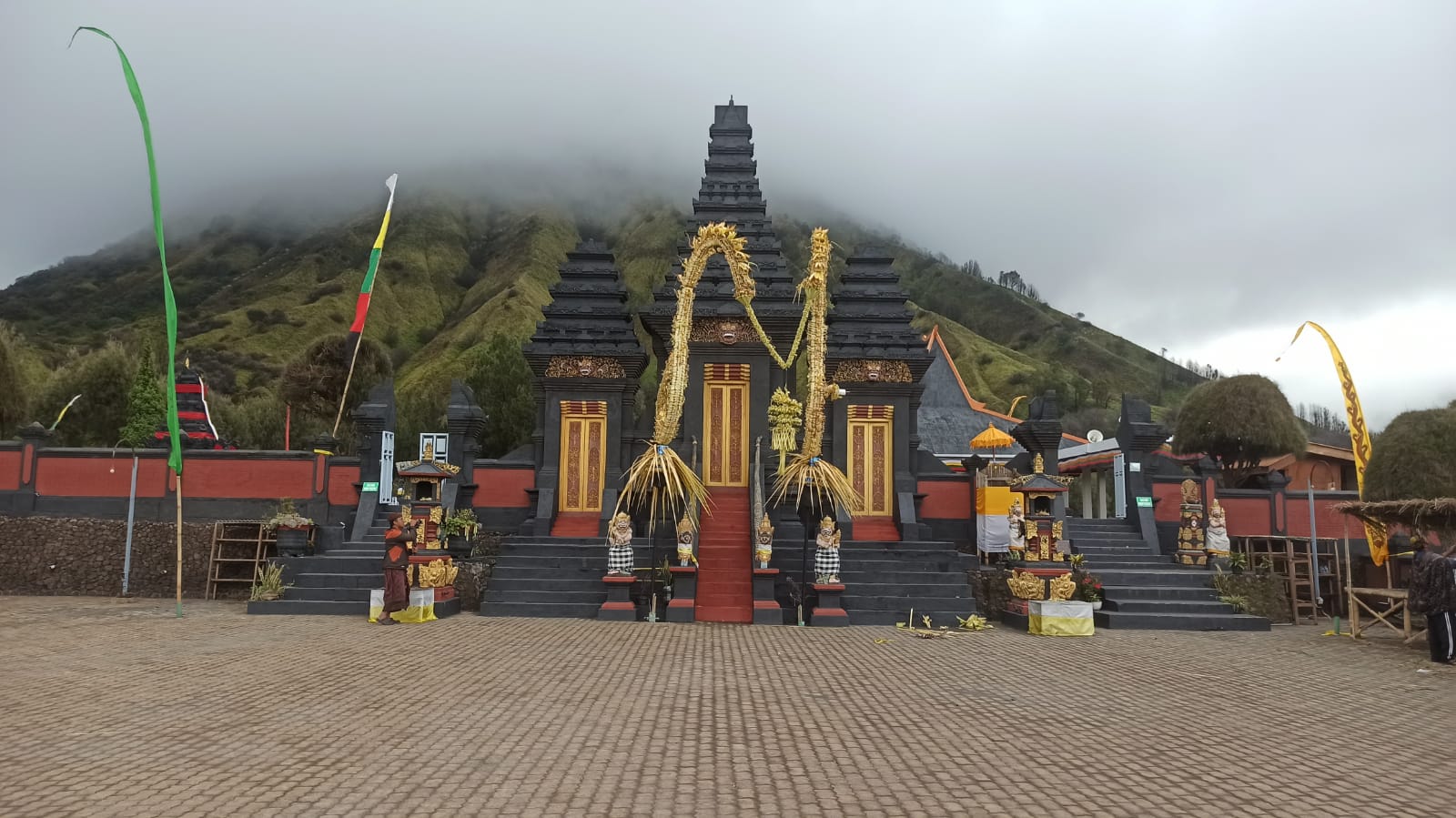 Pura Luhur Poten Bromo jelang pujawali yang jatuh pada Selasa (10/6)