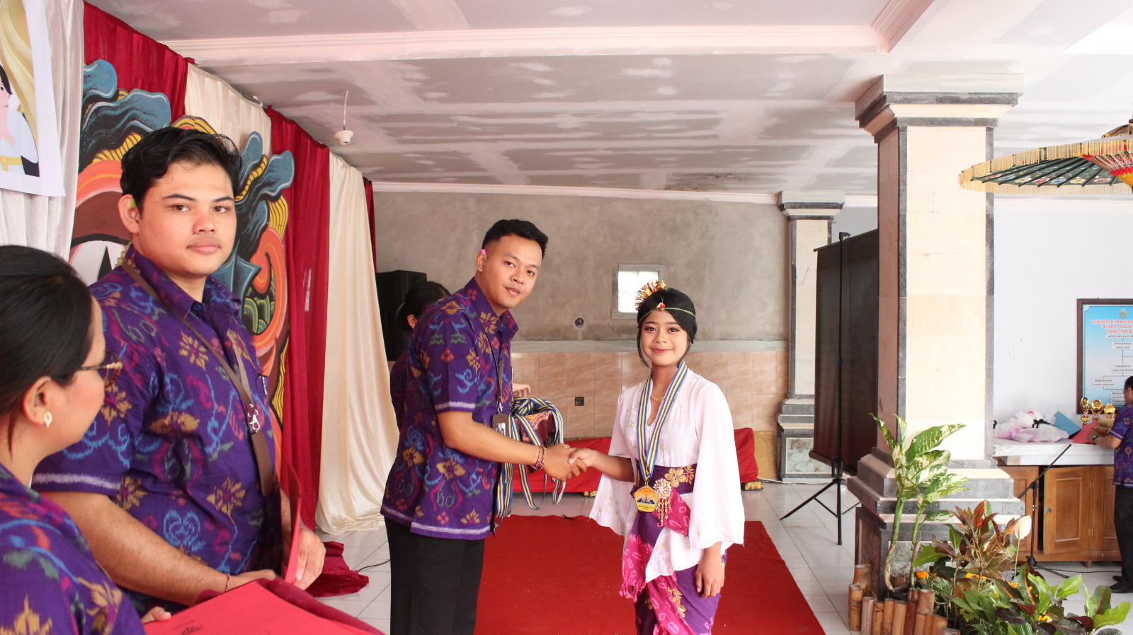 Pelepasan puluhan siswa Madyama Widyalaya Jnana Dharma Sastra Desa Umejero, Kecamatan Busungbiu, Kabupaten Buleleng pada Sabtu (7/6)