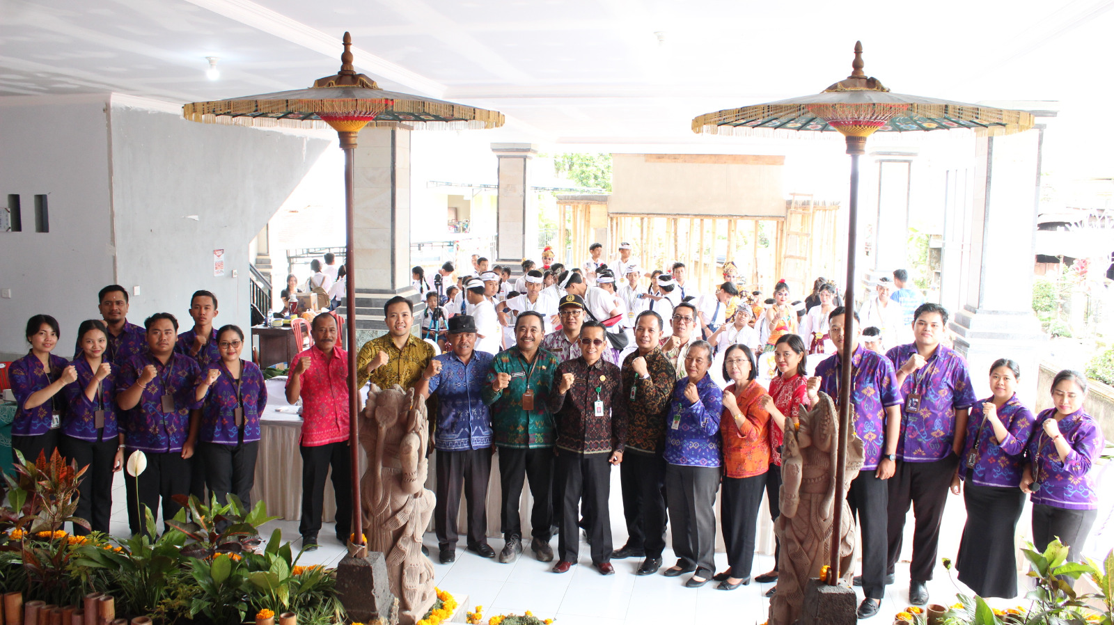 Pelepasan puluhan siswa Madyama Widyalaya Jnana Dharma Sastra Desa Umejero, Kecamatan Busungbiu, Kabupaten Buleleng