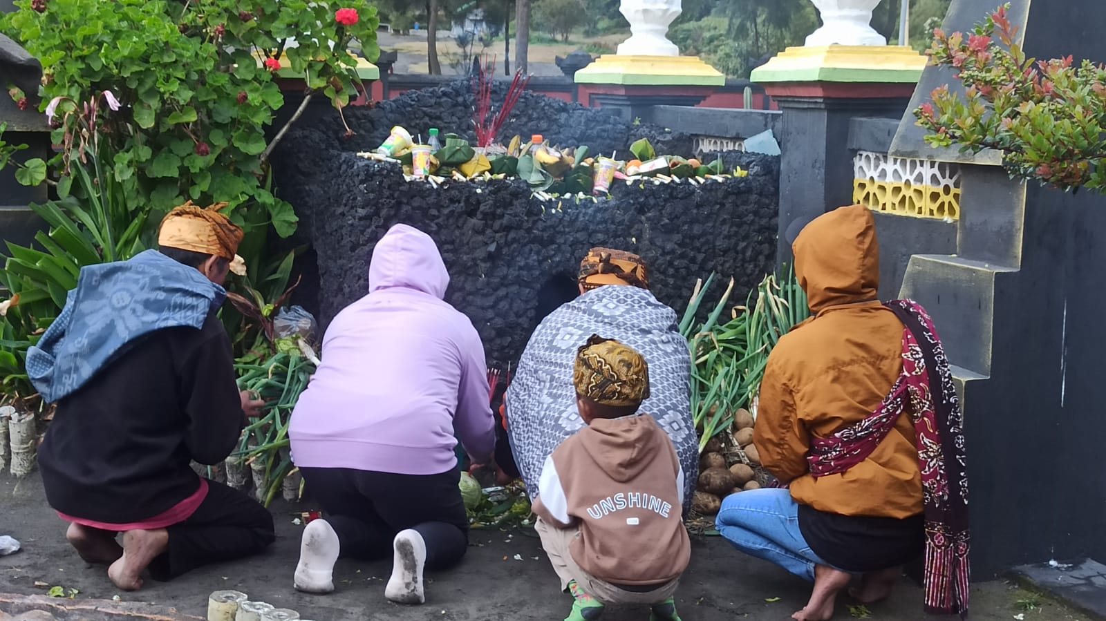 Persembahan berupa Suguh yang berisi sayur mayur hasil bumi, lauk, jajanan dan rokok kepada Dewa Kusuma oleh masyarakat Tengger