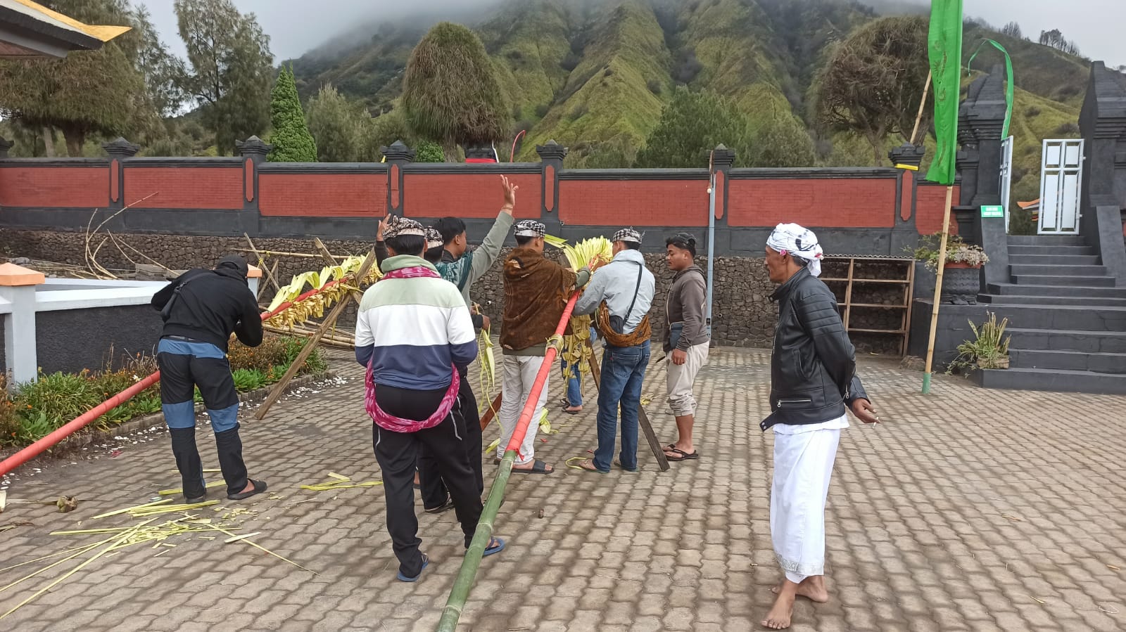 Umat Hindu Tengger mulai mempersiapkan sarana jelang upacara di Pura Luhur Poten, Bromo pada Minggu (8/6)