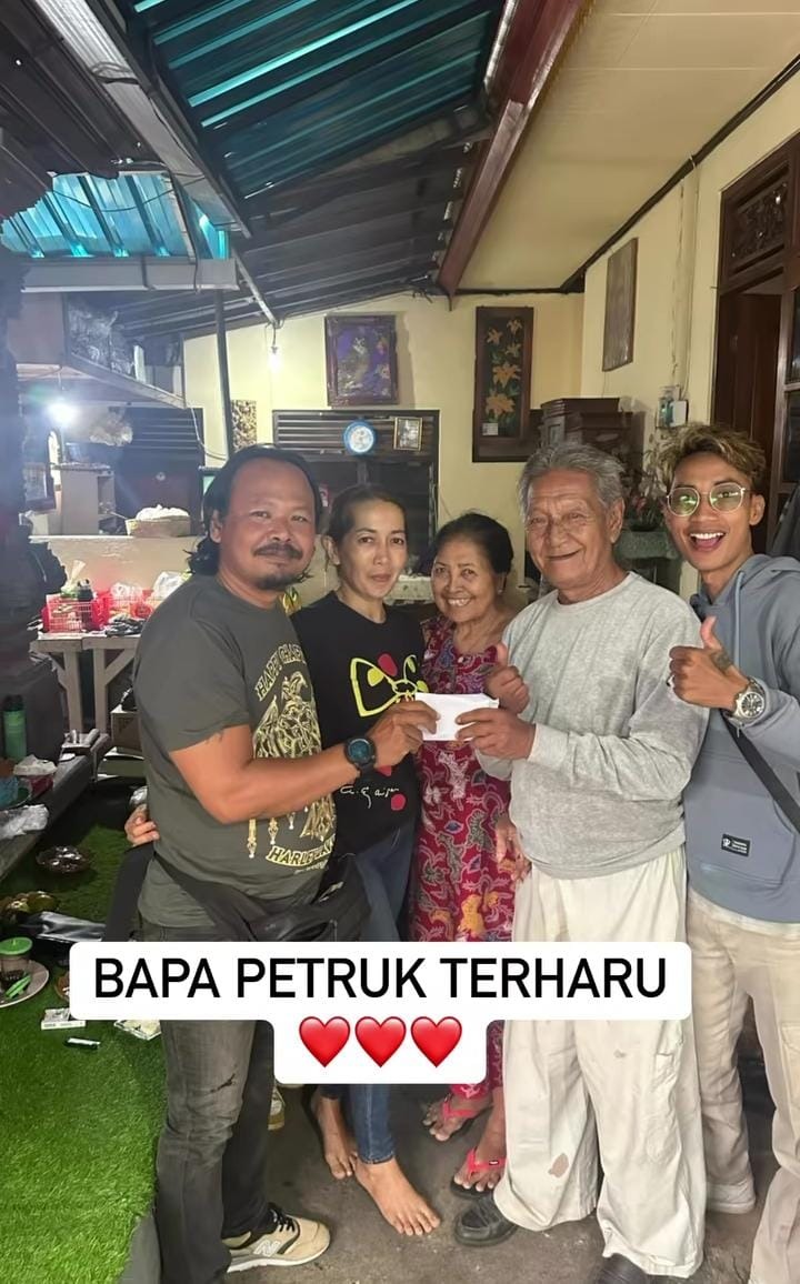 DONASI: Penyanyi pop Bali, Gede Astawa Ary Kencana beserta istri dan teman-temannya menyerahkan donasi untuk Petruk.