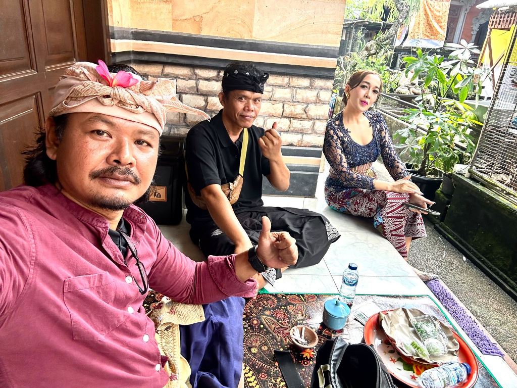 Ary Kencana (baju merah) di sela-sela kesibukan manggung sebagai penyanyi pop Bali.