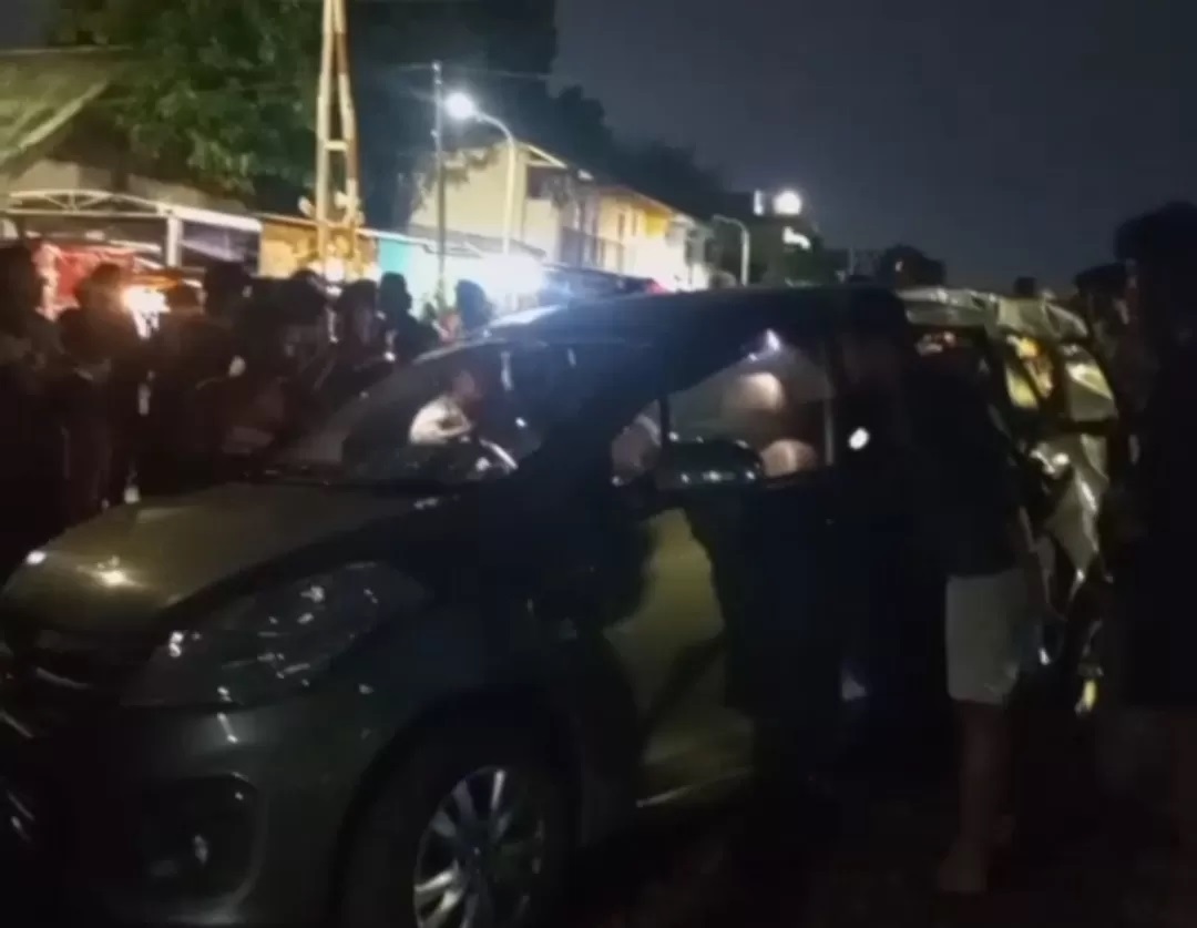 GEGER : Mobil Ertiga hang tertabrak KA di perlintasan Kalibokor, Surabaya, ternyata mengalami mati mesin saat melintas rel. (IST/RADAR SURABAYA)