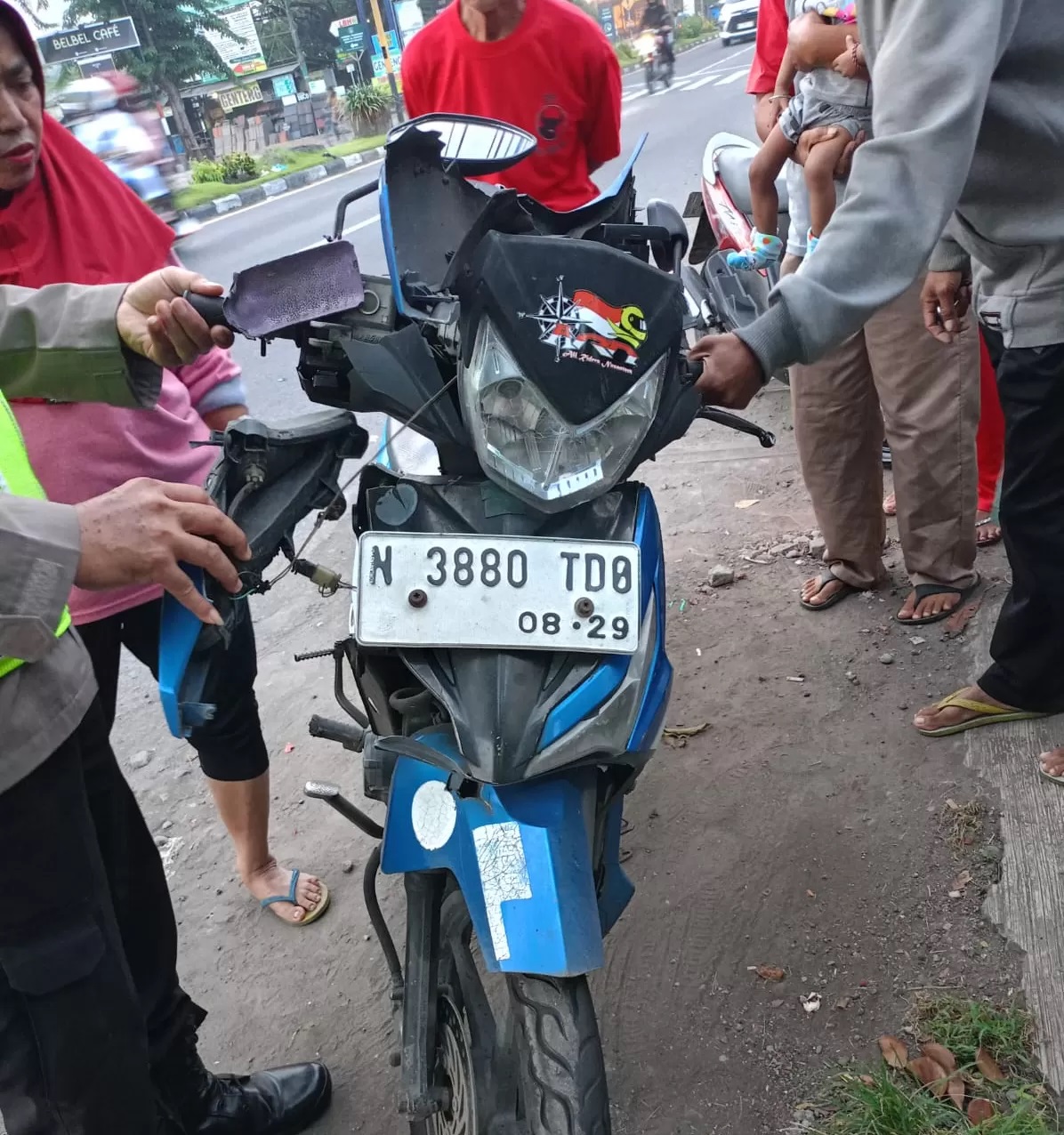 RUSAK : Kondisi sepeda motor usai terlibat kecelakaan dengan pejalan kaki di Jalan Raya Buduran, Sidoarjo, Minggu (8/6). (IST/RADAR SIDOARJO)