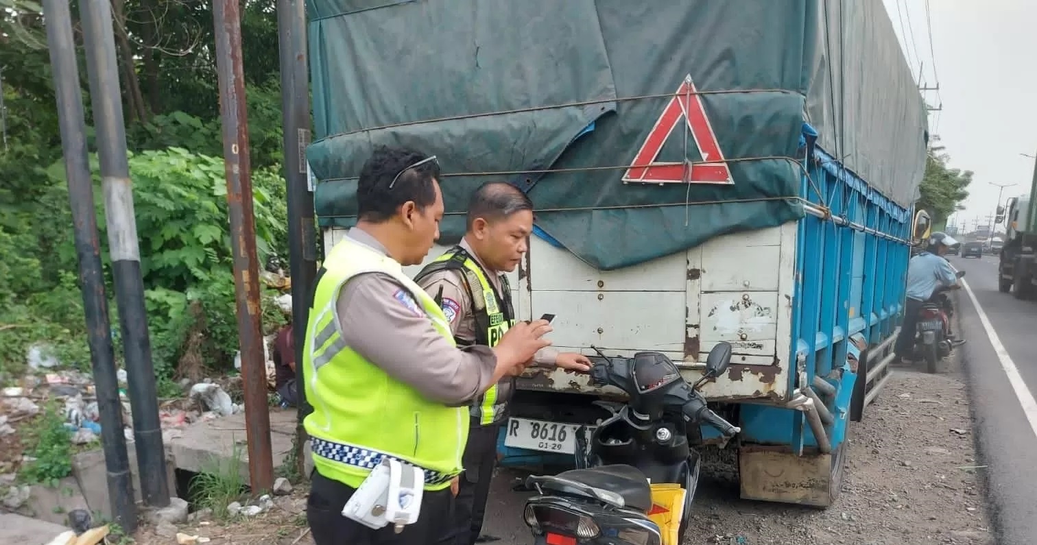 OLAH TKP: Polisi sedang berada di lokasi kejadian.