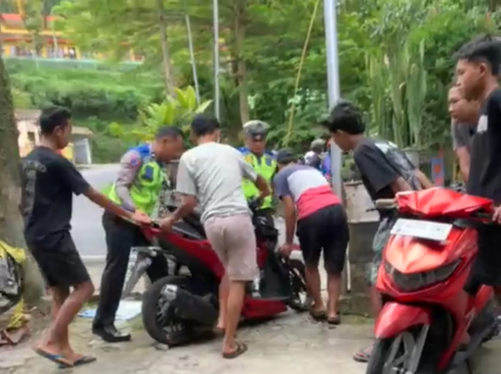 KECELAKAAN: Polisi dan warga mengamankan kendaraan korban yang mengalami kecelakaan di pertigaan Dusun Ngerong, Desa Dadi, Kecamatan Plaosan, Kabupaten Magetan.