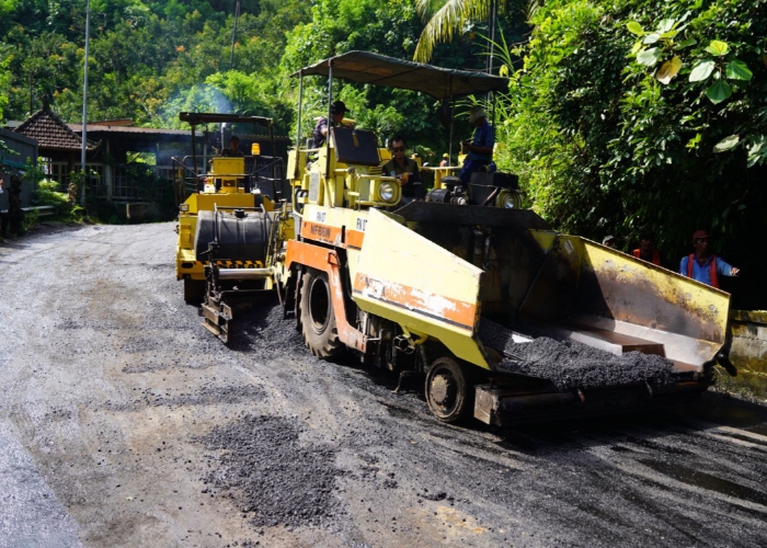 PANTAU : Bupati Klungkung I Made Satria bersama Wakil Bupati Tjokorda Gde Surya Putra turun langsung memantau pelaksanaan pekerjaan pemeliharaan jalan.