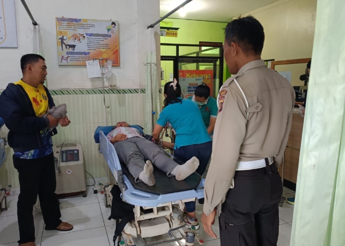 NEKAT : Lita Cahyani Martiningsih (41) saat mendapat perawatan medis di Puskesmas I Melaya, Kecamatan Melaya, Kabupaten Jembrana.