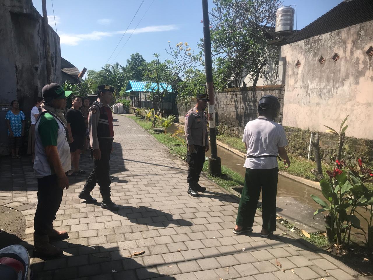 TKP: Anggota Polsek Denpasar Timur mendatangi TKP anak hanyut di Jalan Sedap Malam. (Bali Express/Istimewa)