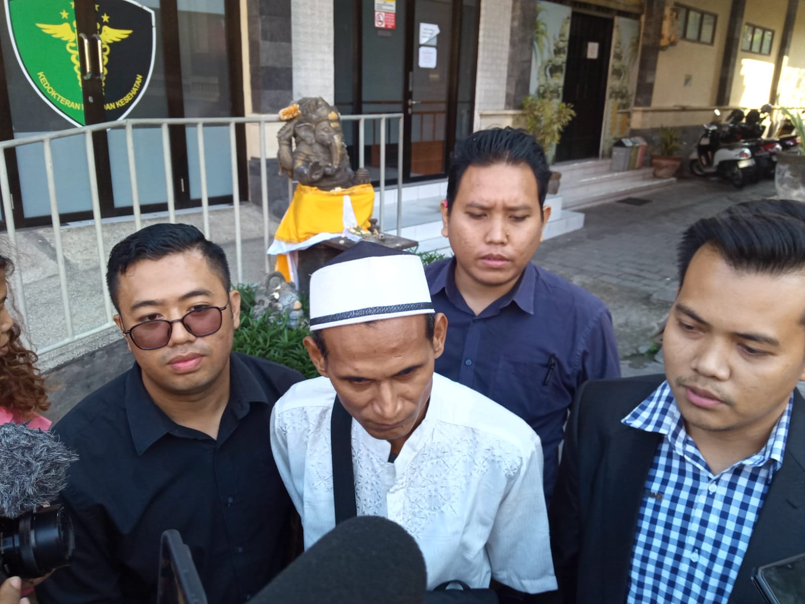 Kakak kandung AI, Ahmad Sodikin hadir dengan didampingi Kuasa Hukum Agung Handi, bersama I Gusti Agung Andra Wibawa dan Putu Eka Wiranjaya Putra di Polresta Denpasar. (Bali Express/Istimewa)