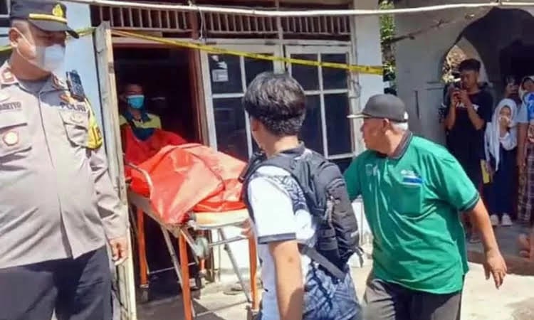 EVAKUASI: Petugas mengevakuasi jenazah Mrs X dari rumah Z di Kambingan, Grati, Kabupaten Pasuruan.