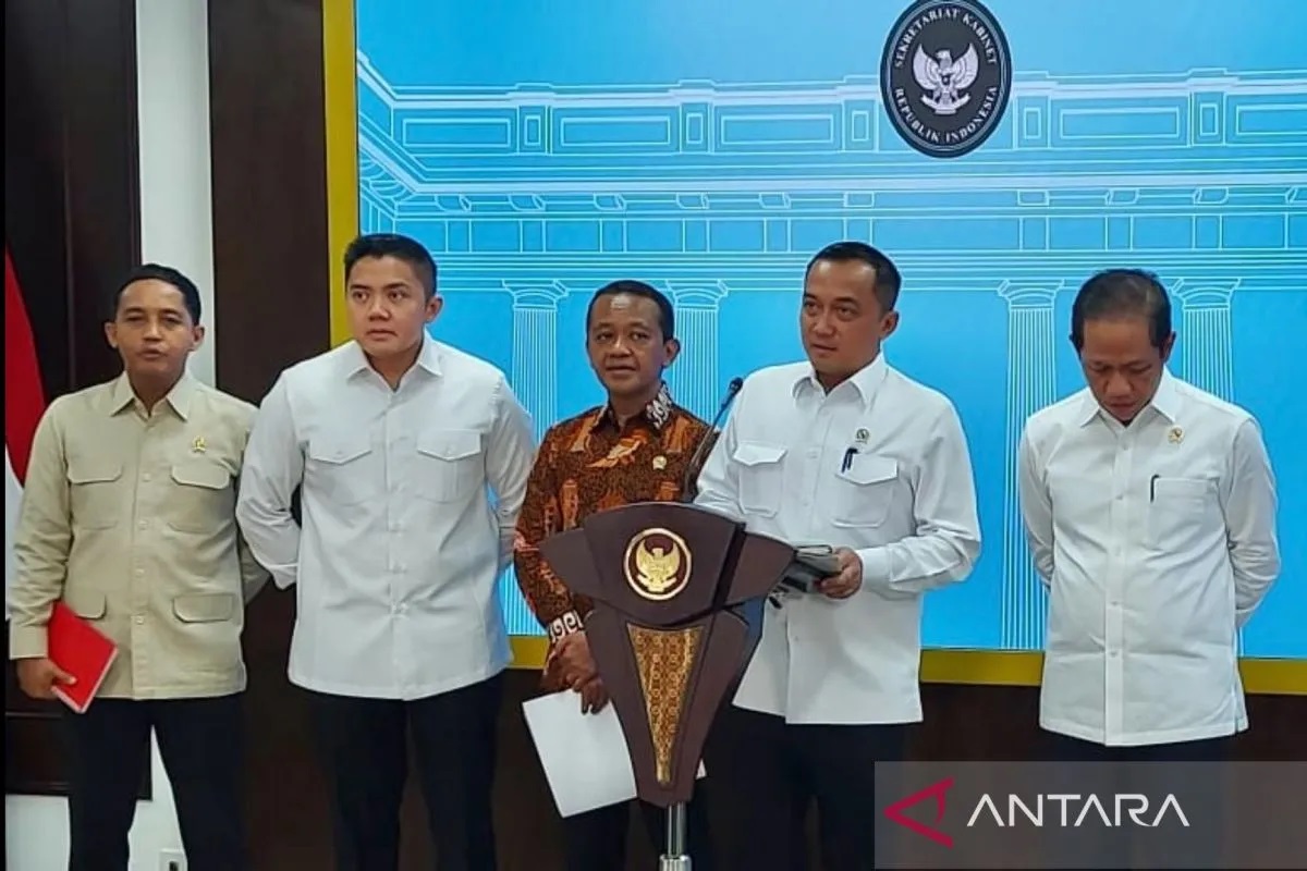Menteri Sekretaris Negara Prasetyo Hadi (dua kanan) bersama sejumlah menteri Kabinet Merah Putih dan Sekretaris Kabinet Teddy Indra Wijaya saat jumpa pers di Kantor Presiden, Istana Kepresidenan RI,