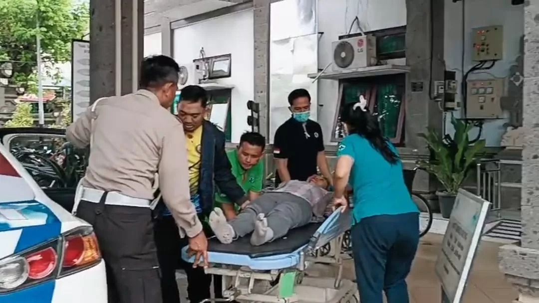 EVAKUASI: Polisi mengevakuasi seorang perempuan yang nekat lompat dari sepeda motor, gara-gara cekcok dengan sang suami.