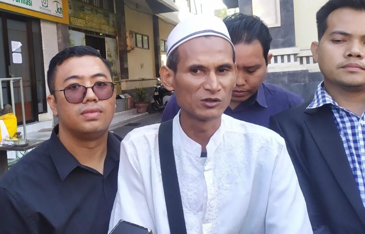 BERI KETERANGAN: Ahmad Sodikin, kakak dari Ali Imron , tahanan yang tewas dikeroyok di dalam Rutan Polresta Denpasar.